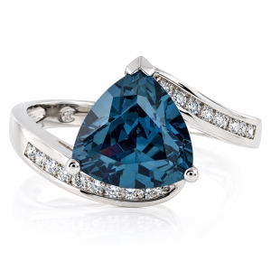 Anillo de Plata .925 con Alejandrita en corte Triangular