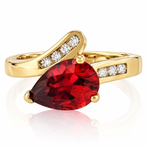 Anillo de Opalo Cereza en Plata de Ley con Baño de Oro 14K