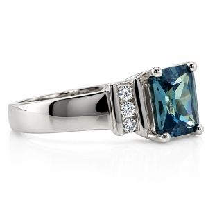 Elegante Anillo de Alejandrita en Plata .925