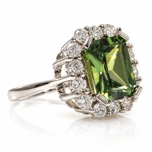 Hermoso Anillo de Alejandrita con Zirconias