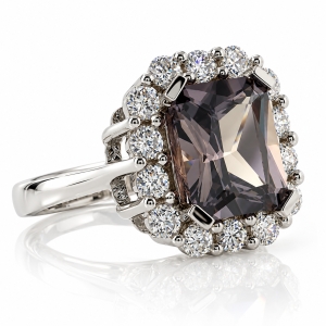 Hermoso Anillo de Alejandrita con Zirconias