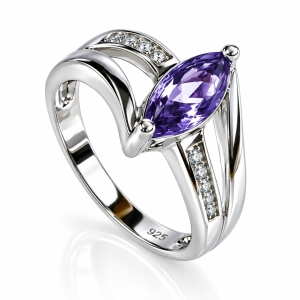 Magnifico Anillo de Plata .925 con una Gema de Alejandrita