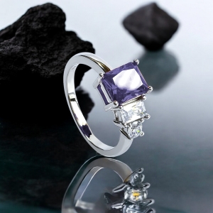 Anillo de Amatista Con Tres Piedras