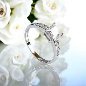 Anillo de Compromiso en Plata con Corte Princesa