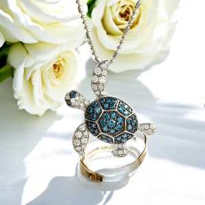 Colgante de Tortuga Oro Blanco con Diamantes Azules y Blancos Naturales