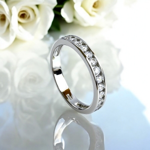 Anillo de Compromiso Decorado Con Hermosas Piedras de Zirconia