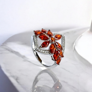 Anillo de Flor Plata .925 con Ópalo Cereza