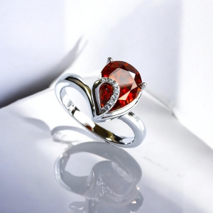 Anillo de Plata Solitario con Opalo de Fuego en Corte Pera