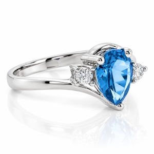 Hermoso Anillo de Topacio Azul