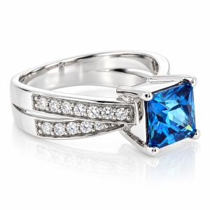 Precioso Anillo de Plata con Topacio Azul