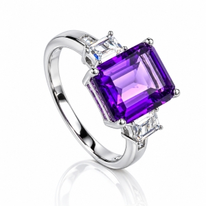 Hermoso Anillo de Plata de Ley con Amatista