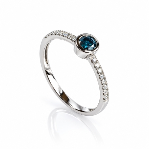 Anillo de Oro Solido de 14K con Diamantes Azules 0.36 Quilates