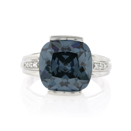 Elegante Anillo de Alejandrita Bicolor