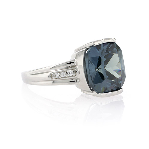 Elegante Anillo de Alejandrita Bicolor