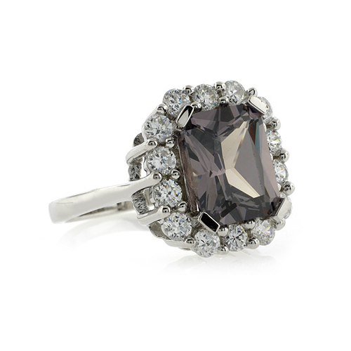 Hermoso Anillo de Alejandrita con Zirconias