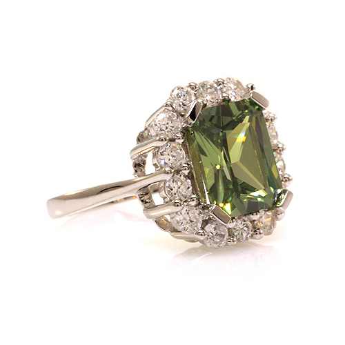 Hermoso Anillo de Alejandrita con Zirconias