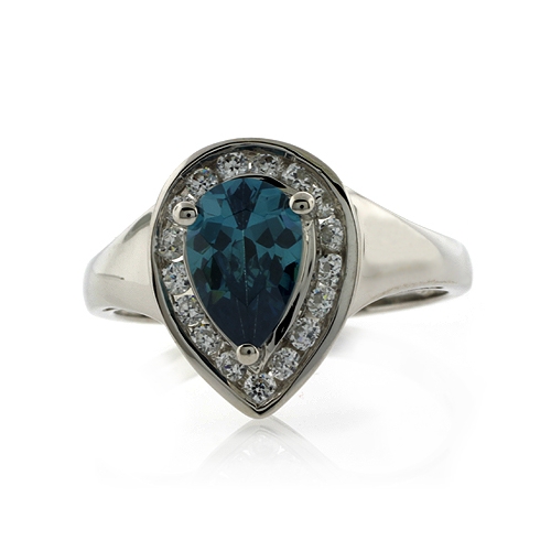 Elegante Anillo de Alejandrita con Zirconias