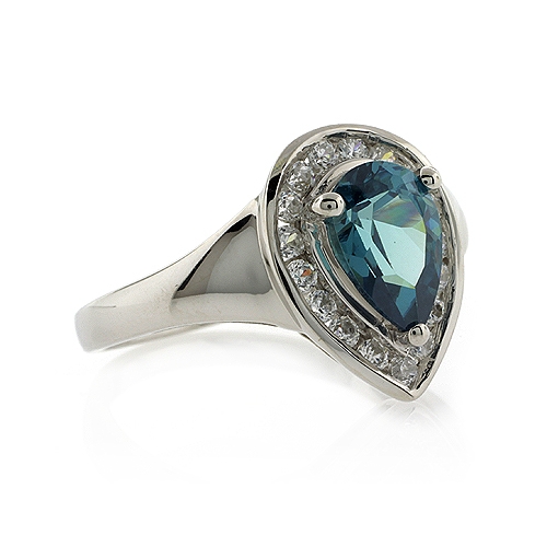 Elegante Anillo de Alejandrita con Zirconias