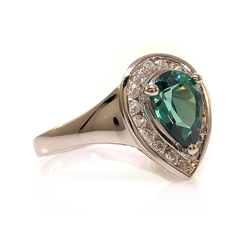 Elegante Anillo de Alejandrita con Zirconias