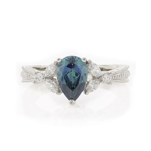Anillo de Plata de Ley con Diamante Azul