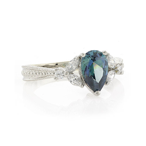 Anillo de Plata de Ley con Diamante Azul