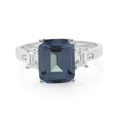 Hermoso Anillo de Plata de Ley con Alejandrita Talla Esmeralda