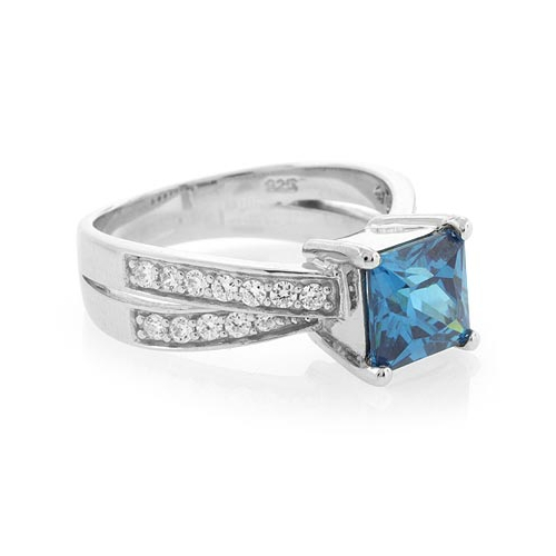 Precioso Anillo de Plata con Topacio Azul