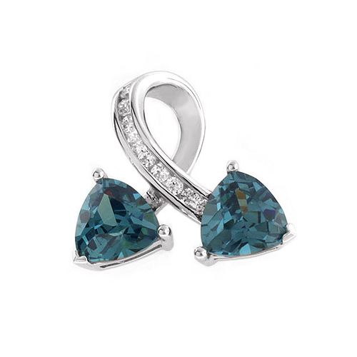Dije de Plata de Ley con 2 Gemas de Alejandrita Bicolor. No esperes a un evento especial para utilizar este elegante dije. El dije esta compuesto por 2 piedras preciosas de Alejandrita Bicolor en corte triangular, incrustaciones de diamantes sintéticos decoran y completan el dije ( 2 cms x 1.1 cms ). Hecho con plata de ley .925 de la mejor calidad en un diseño moderno y muy elegante. Es un accesorio versátil para usar en la oficina o en algún evento especial. Puedes obtener una hermosa cadena de Plata aquí.