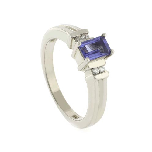 Anillo con una Gema de Tanzanita en Corte Esmeralda