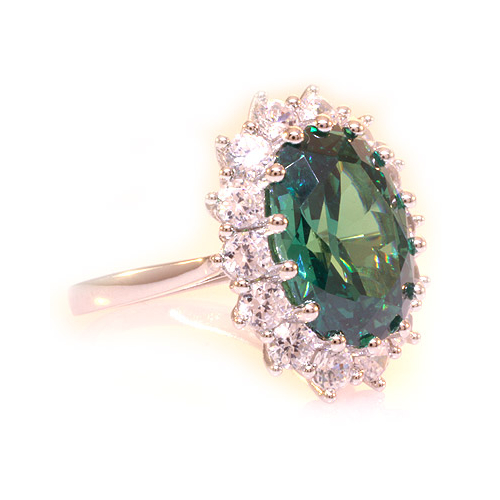 Hermoso Anillo de Plata con Alejandrita en Corte Ovalado