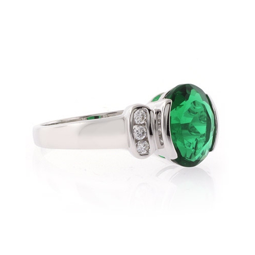 Anillo de Plata .925 con una Gema de Esmeralda