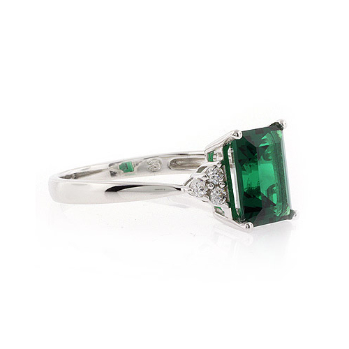 Precioso Anillo de Plata con Esmeralda