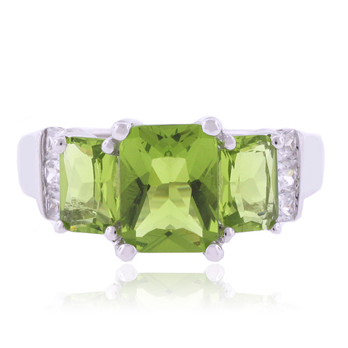 Hermoso Anillo de Plata .925 con 3 Gemas de Peridoto
