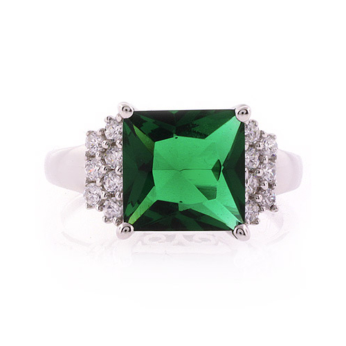 Hermoso Anillo de Plata .925 con una Gema de Esmeralda
