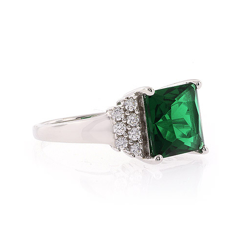Hermoso Anillo de Plata .925 con una Gema de Esmeralda