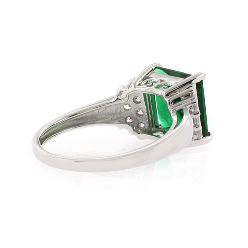 Hermoso Anillo de Plata .925 con una Gema de Esmeralda