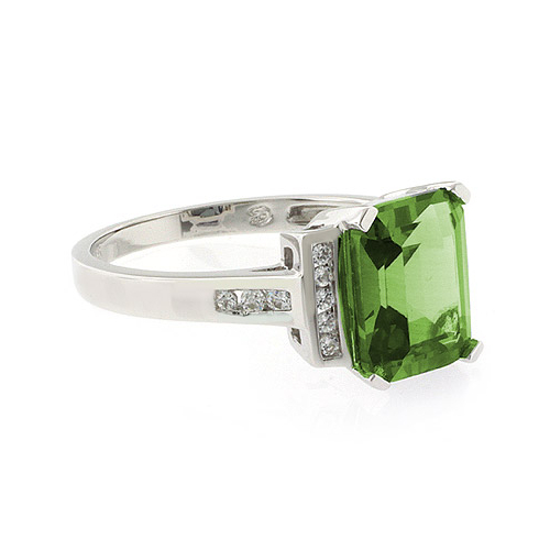 Encantador Anillo de Plata .925 con Peridoto