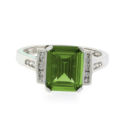 Encantador Anillo de Plata .925 con Peridoto
