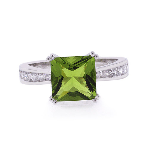 Anillo de Plata .925 con una Gema de Peridoto