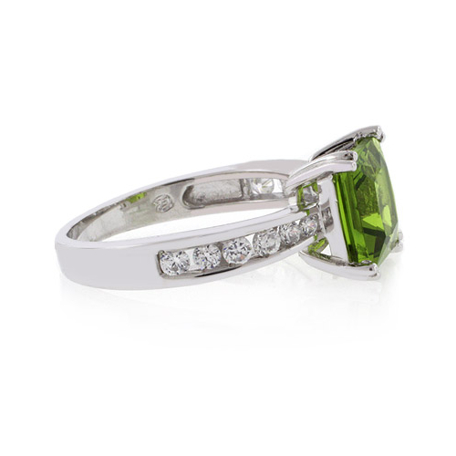 Anillo de Plata .925 con una Gema de Peridoto