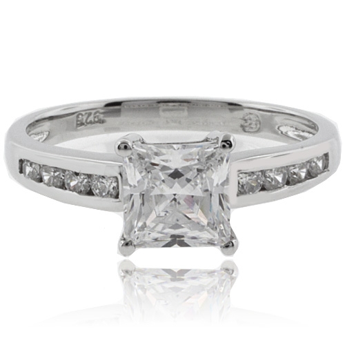 Anillo de Compromiso en Plata .925 con Piedra en el Centro