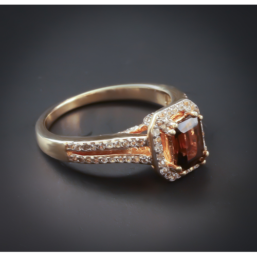 Anillo con Baño de Oro 14K y una Gema de Topacio