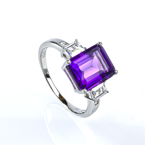 Hermoso Anillo de Plata de Ley con Amatista