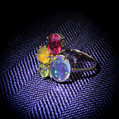 Anillo de Oro con Ópalo Mexicano, Rubelita y Tsavorita