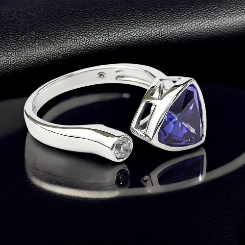 Anillo de Plata de Ley con Tanzanita Corte Trillante