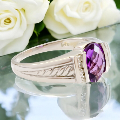 Precioso Anillo de Amatista en Oro Blanco de 14K