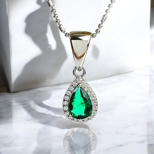 Hermoso Set de Plata .925 con Esmeralda Aretes y Dije