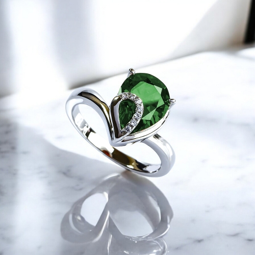 Anillo de Plata Solitario con Esmeralda en Corte Pera