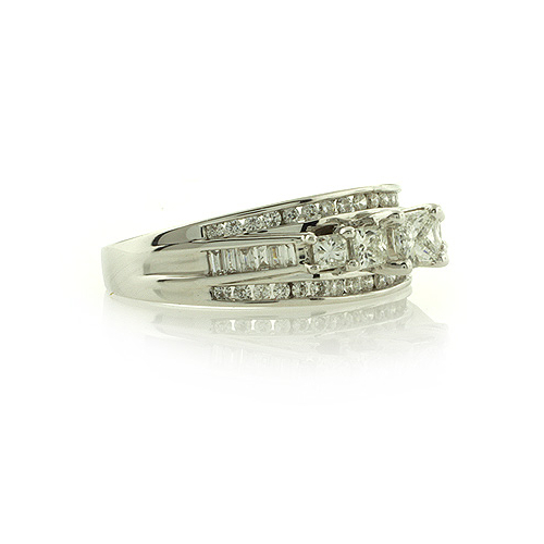 Anillo de Compromiso con Diamantes en Oro Blanco 18k
