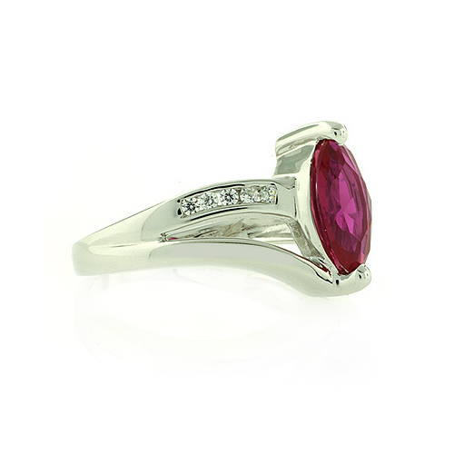 Magnifico Anillo de Plata .925 con una Gema de Rubí Rojo
